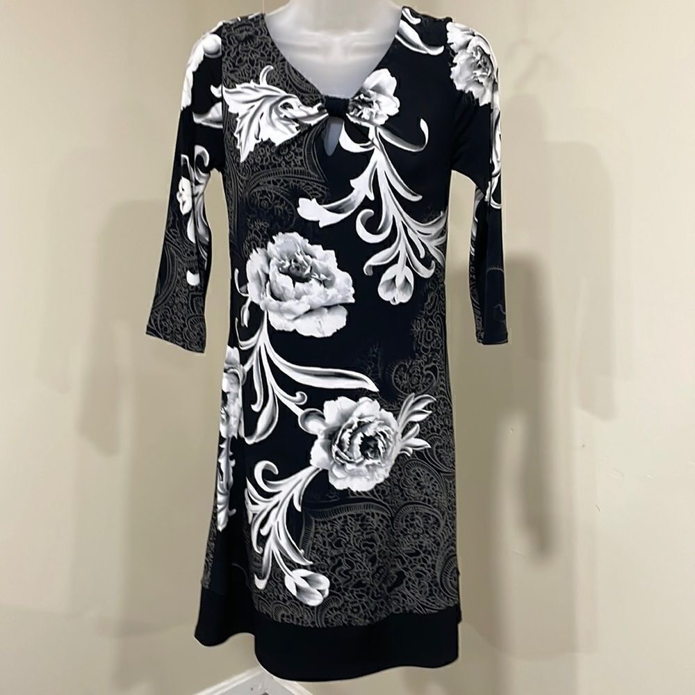 NWOT White House Black Market Floral Dress.  Size XS extra small 2